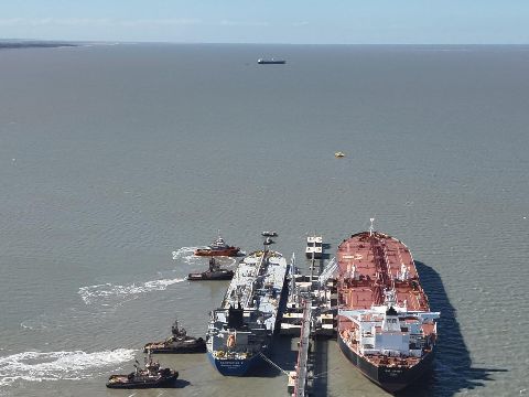 OTAMERICA concretó la primera operación simultánea de tres buques en Puerto Rosales